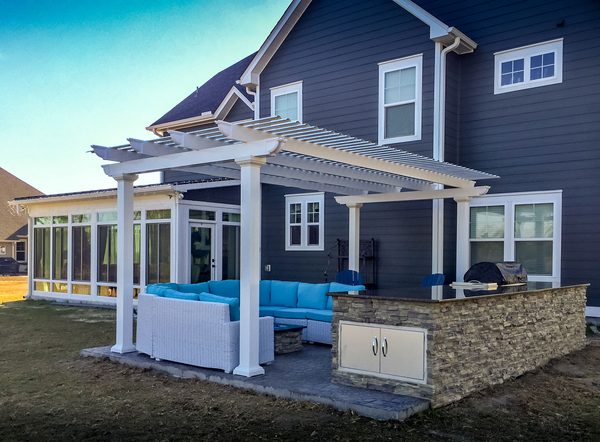 Studio sunroom and classic fixed freestanding pergola